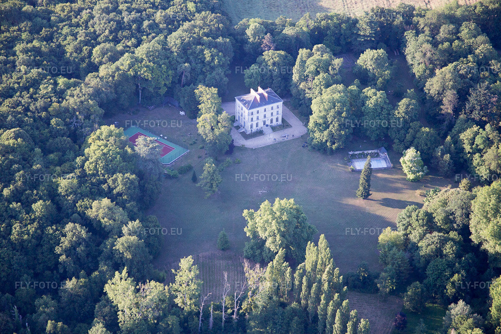 Vue aérienne: Vue de la ville à Le Controis-en-Sologne dans le département Loir et Cher, France.Photo: IMG_081258.jpg prise le 19/06/2015 par Werner Riehm/FLY-FOTO.euRésolution de l'original: 5472 x 3648 px