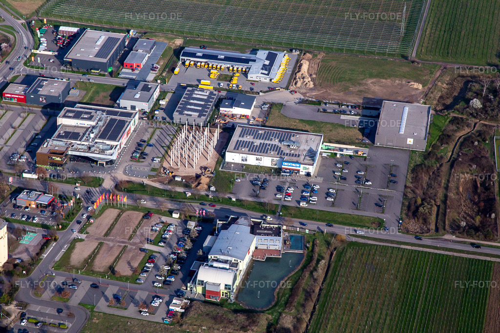 Luftbild: DECATHLON in Neustadt an der Weinstraße im Bundesland Rheinland-Pfalz in Deutschland. Foto: IMG_139974.jpg vom 14.03.2024 durch Werner Riehm/FLY-FOTO.de