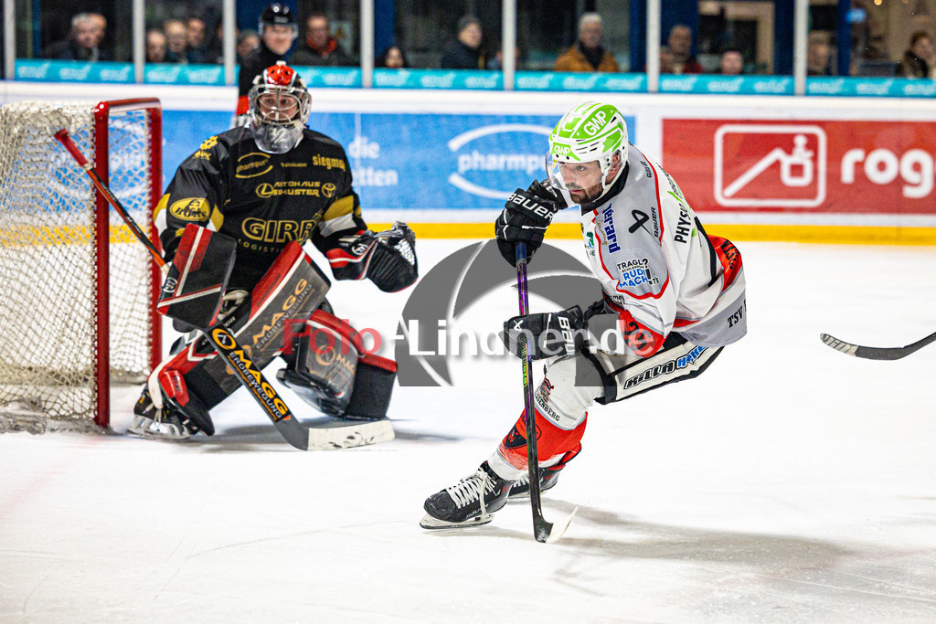 EHC Königsbrunn PINGUINE gegen TSV Peißenberg MINERS | Eishockey Bayernliga Herren Playoffs Viertelfinale 2024/25 - Spiel 5 von 7, EHC Königsbrunn PINGUINE gegen TSV Peißenberg MINERS, 20250218,Marius KLEIN (MINERS 25) in Aktion,2025-02-18 in Königsbrunn (Eisstadion Königsbrunn)Marius KLEIN (MINERS 25), David BLASCHTA (EHC Goalie 31)Copyright: WolfgangxLindner foto-lindner.de