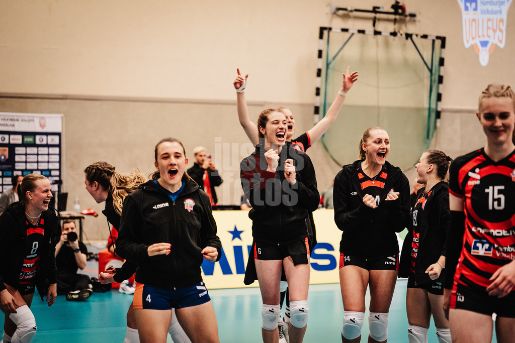 Volleyball | Frauen | Saison 2025/2026 | Volleyball Bundesliga | ETV Hamburger Volksbank Volleys vs. Ladies in Black Aachen | 29.10.2025 | Die Bank vom ETV jubelt nach dem ersten Satzgewinn, v.l. Zoe Konjer (#8, ETV Hamburger Volksbank Volleys), Louisa Krams (#17, ETV Hamburger Volksbank Volleys), Sarah Stiriz (#4, ETV Hamburger Volksbank Volleys), Constanze von Meyenn (#6, ETV Hamburger Volksbank Volleys), Lena Liegert (#10, ETV Hamburger Volksbank Volleys), Fiona Dittmann (#14, ETV Hamburger Volksbank Volleys), Feli Clemann und Alexa Sophie Thaden (#15, ETV Hamburger Volksbank Volleys)