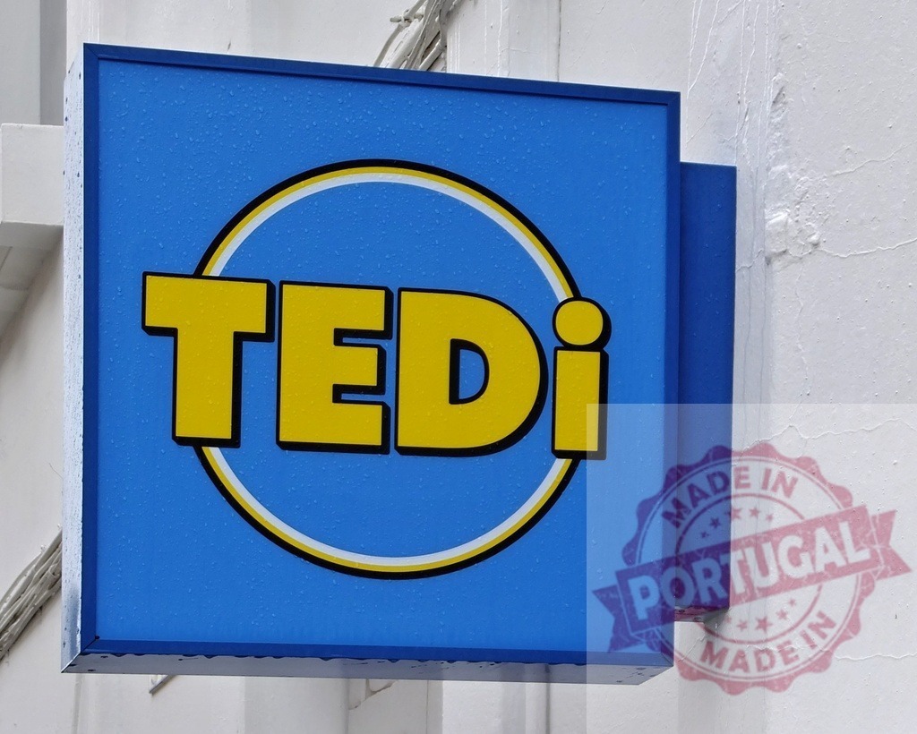 TEDi store brand logo blue and yellow sign | TEDi retail store sign displaying its discount brand name and corporate identity - Realisiert mit Pictrs.com