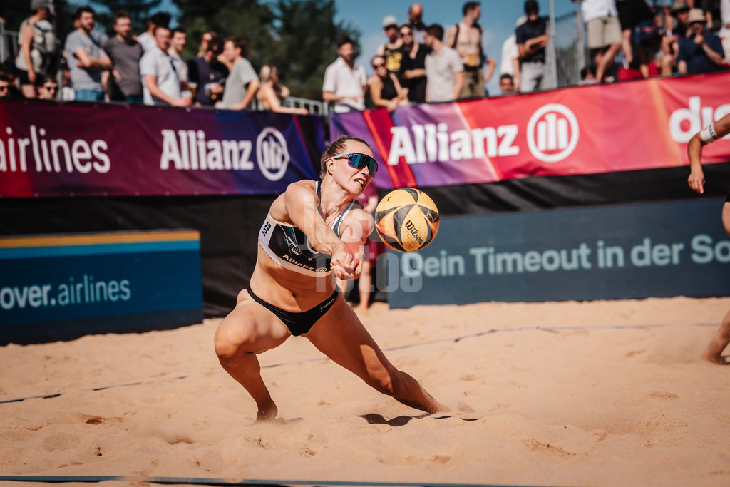 Beachvolleyball | Frauen | Allianz German Beach Tour 2025 | Tourstop München | 12.07.2025 | Tabea Schwarz nimmt den Bal an