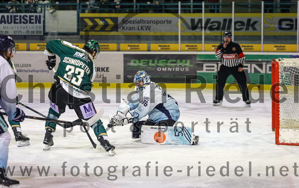 2026-01-06_023_TSV_Erding_gegen_EV_Lindau_Islanders | Erding, Deutschland, 06.01.2026:Eishockey, Oberliga Süd 2025 / 2026, 35. Spieltag, TSV Erding gegen EV Lindau Islanders, Endergebnis: 2:5Marc Schmidpeter (Erding Gladiators, #33), Torwart Daniel Filimonov (EV Lindau Islanders, #96)Foto: Christian Riedel / fotografie-riedel.net