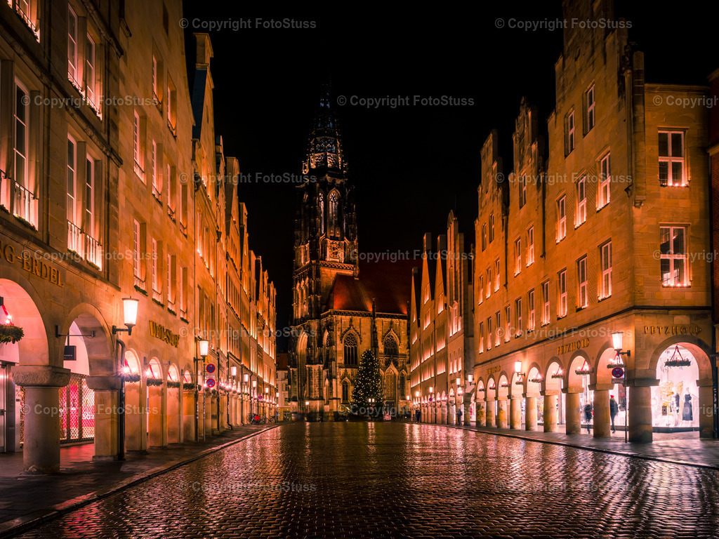 St. Lamberti Kirche in Münster bei Nacht | Blick auf die berühmte St. Lamberti Kirche in Münster bei Nacht an Weihnachten. - Realisiert mit Pictrs.com