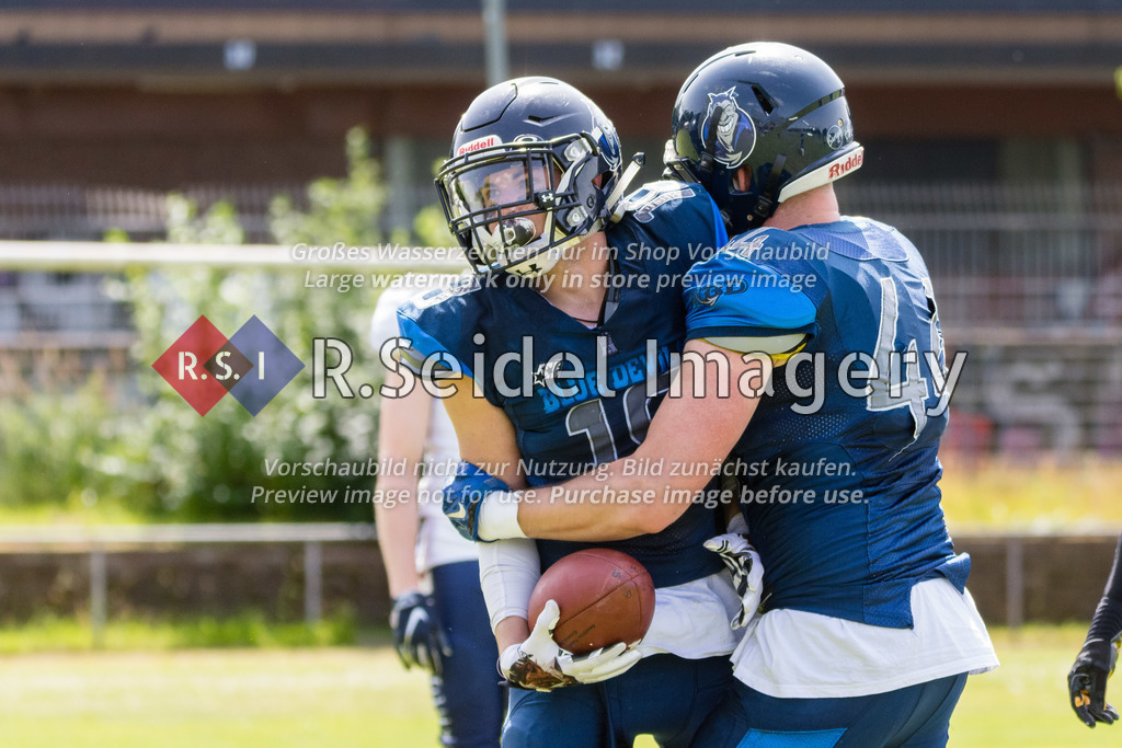 American Football, Saison 2022, Regionalliga Nord, Hamburg Blue Devils - Hannover Grizzlies, Dr.-Hermann-Schnell-Sportplatz (Hamburg), 18.06.2022, 4. Gameweek | Benjamin Schümann (#18, Blue Devils) und Leon Wagner (#44, Blue Devils, Defense) feiern den Fumble Recovery.