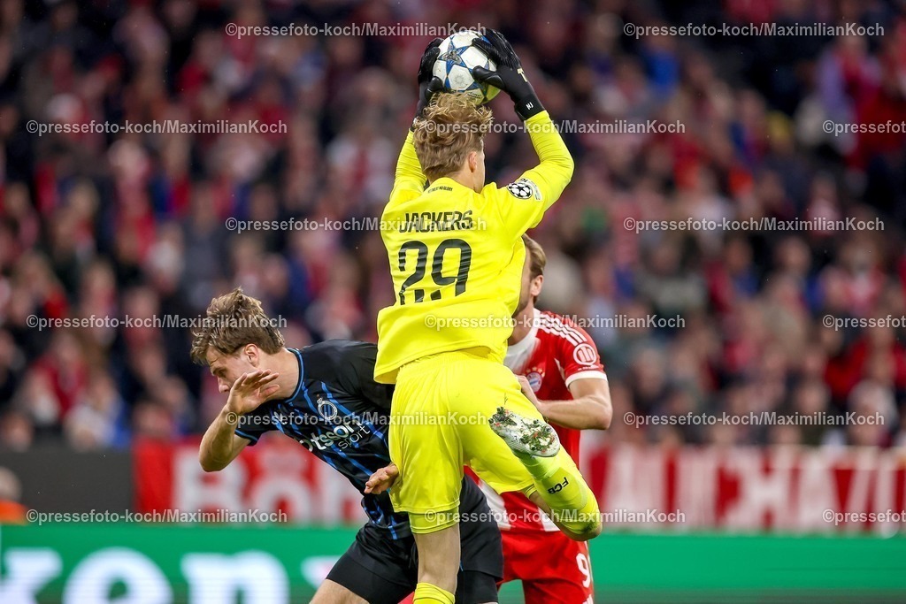 UCL22102501078 | 22.10.2025, Fußball, UEFA Champions League, FC Bayern München - Club Brügge, Allianz Arena, Saison 2025 2026: xm29 verteidigt das Tor gegen Harry Kane&nbsp;(FC Bayern Muenchen #09) Regulations prohibit any use of photographs as image sequences and or quasi-video.