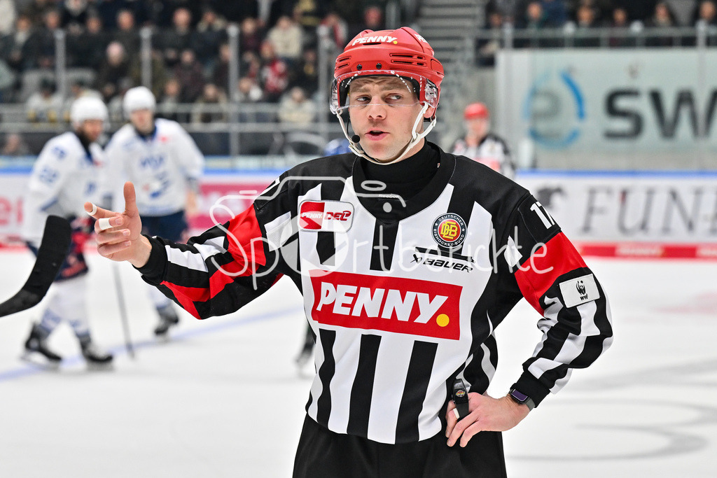 Augsburger Panther - Adler Mannheim | AUGSBURG, GERMANY - 28. DECEMBER: im Bild Hauptschiedsrichter Kilian HINTERDOBLER / Einzelfoto / Freisteller während dem Match zwischen den Augsburger Panthern und den Adler Mannehim am 33. Spieltag der Penny DEL im Curt Frenzel Stadion