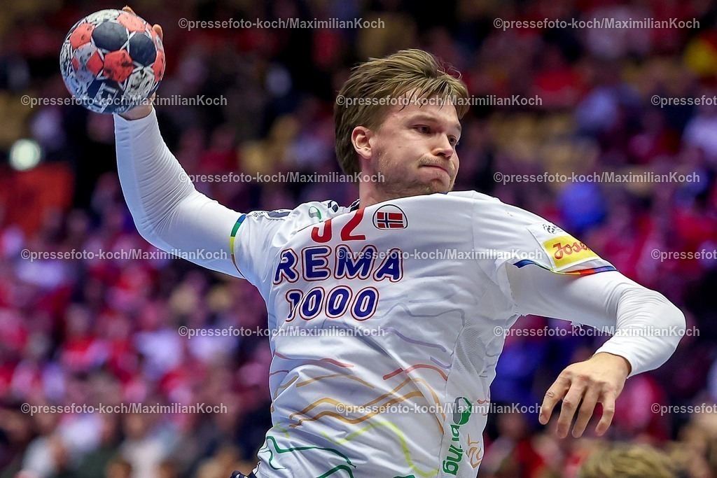 EHF22012602107 | 22.01.2026, Handball, Men's EHF EURO 2026, Spanien - Norwegen, Jyske Bank Boxen in Herning, Dänemark, Main Round:  Thomas Alfred Solstad (Norway #32) 