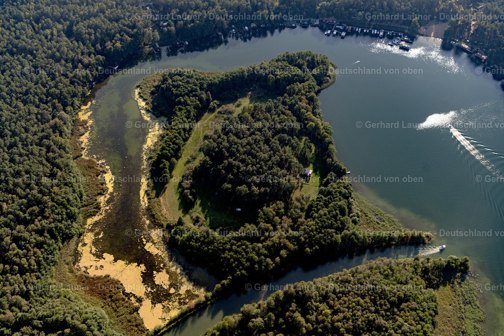 4062384 | LUHME 08.09.2021 Waldgebiete am Ufer des See " Großer Zechliner See " an der Straße Landwehrbrücke in Luhme im Bundesland Brandenburg, Deutschland. // Forests on the shores of Lake " Grosser Zechliner See " on street Landwehrbruecke in Luhme in the state Brandenburg, Germany. Foto: Gerhard Launer