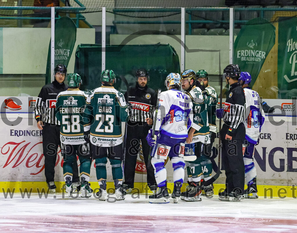 2025-09-26_028_TSV_Erding_gegen_SC_Riessersee | Erding, Deutschland, 26.09.2025:Eishockey, Oberliga Süd 2025 / 2026, 3. Spieltag, TSV Erding gegen SC Riessersee, Endergebnis: 3:5Paul Pfenninger (Erding Gladiators, #58), Lukas Gaus (Erding Gladiators, #23), Robin Soudek (SC Riessersee, #22), Marco Pfleger (Erding Gladiators, #47), Markus Eberhardt (Erding Gladiators, #94)Foto: Christian Riedel / fotografie-riedel.net