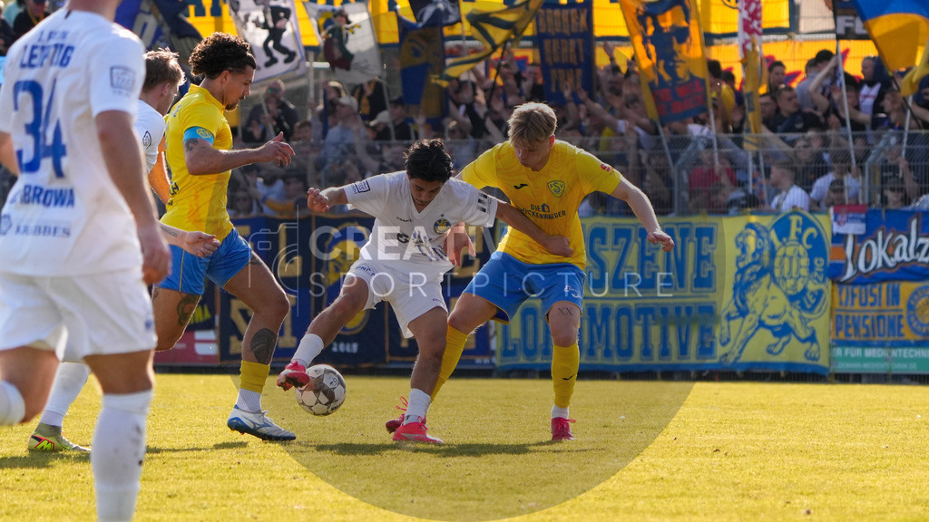 Fußball, Herren, Saison 2025/2026, Regionalliga Nordost, 24. Spieltag, FSV 63 Luckenwalde vs. 1.FC Lokomotive Leipzig, Samstag 28.02.2026, Werner-Seelenbinder-Stadion Luckenwalde, | Fußball, Herren, Saison 2025/2026, Regionalliga Nordost, 24. Spieltag, FSV 63 Luckenwalde vs. 1.FC Lokomotive Leipzig, Samstag 28.02.2026, Werner-Seelenbinder-Stadion Luckenwalde, Im Bild: Eren Öztürk (l. Leipzig) und Jonas Kühn (r. Luckenwalde) - Realisiert mit Pictrs.com