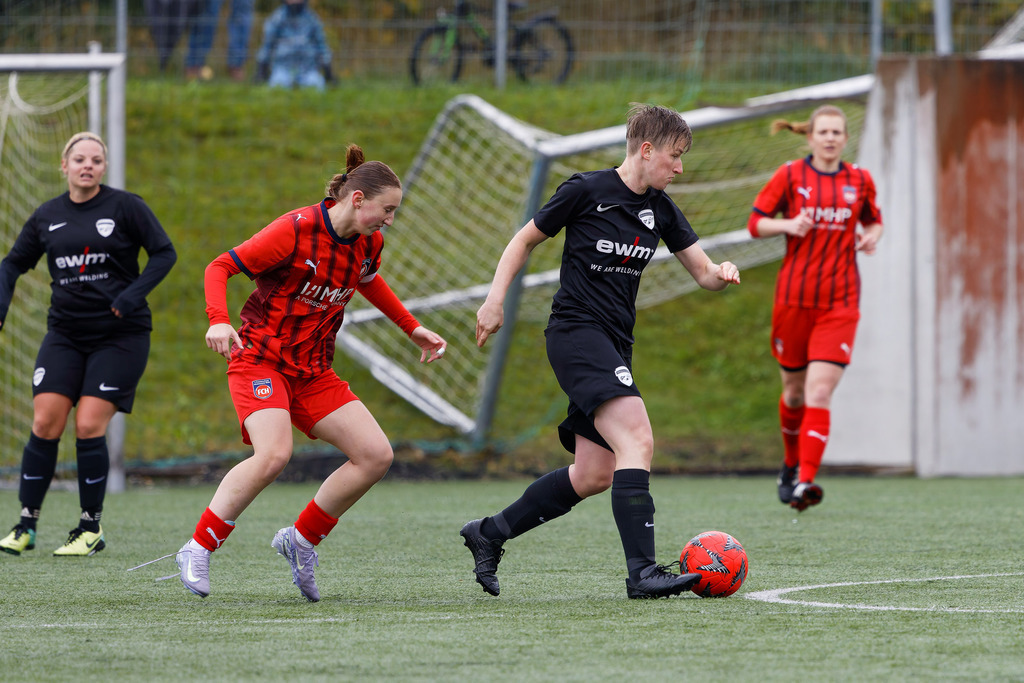 FCHHOH_251005_6464 | 1.FC Heidenheim 1846 II vs. SGM Hohenmemmingen/Sontheim, Fußball, Frauen, Bezirksliga, 2025/2026, 4. Spieltag, 05.10.2025 in Heidenheim, Kunstrasen b. Voith-Arena West(Foto: Michael Bulling) - Realisiert mit Pictrs.com