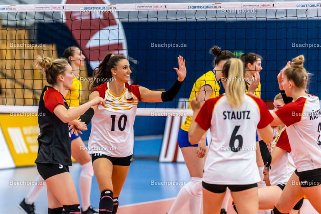 2023-00070895-Freundschaftsspiel-Deutschland-Ukraine | Jubel Lena STIGROT GER - 10 20.05.2023; Berlin Foto: Gerold Rebsch - www.beachpics.de
