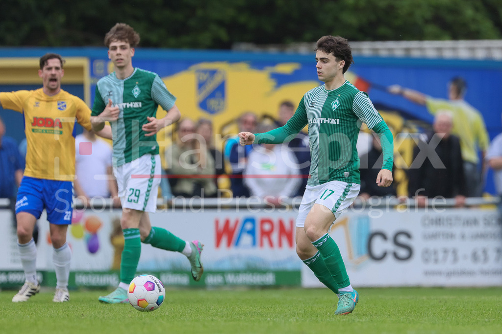 Fussball, Relegation Regionalliga Nord, SV Werder Bremen II - Holstein Kiel II | v.li.: Jakob Löpping (SV Werder Bremen II, 17) am Ball, Einzelbild, Ganzkörper, Aktion, Action, Spielszene