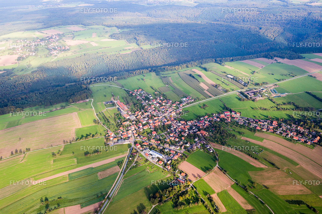 Dorf - Ansicht am Rande von landwirtschaftlichen Feldern und Nutzflächen in Schollbrunn | Luftbild: Dorf - Ansicht am Rande von landwirtschaftlichen Feldern und Nutzflächen in Schollbrunn im Ortsteil Schollbrunn in Waldbrunn im Bundesland Baden-Württemberg in Deutschland. Foto: IMG_073573.jpg vom 26.09.2014 durch Werner Riehm/FLY-FOTO.de - Realisiert mit Pictrs.com