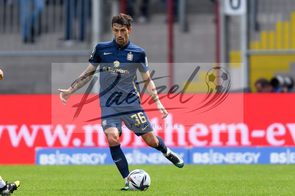 EBSTSV20210828_173 | Fussball, Herren: Phillipp Steinhart (TSV 1860 Muenchen) in Aktion, am Ball, Einzelaktion beim Spiel der 3. Liga zwischen Eintracht Braunschweig und TSV 1860 Muenchen im Eintracht-Stadion am 28.08.2021 in Braunschweig, Deutschland.DFB / DFL REGULATIONS PROHIBIT ANY USE OF PHOTOGRAPHS AS IMAGE SEQUENCES AND/OR QUASI-VIDEO. - Realisiert mit Pictrs.com