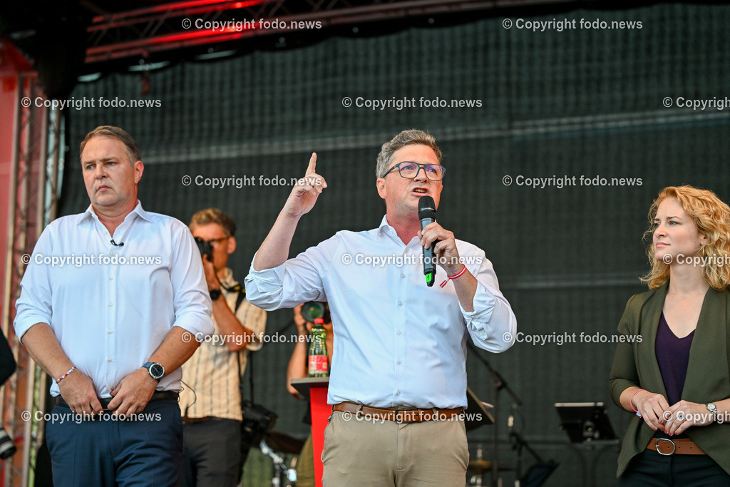 SPOe-Wahlkampfauftakt zur Nationalratswahl 2024_ 29.08.2024-71 | 29.08.2024, Linz, AUT, SPOE Wahlkampfauftakt zur Nationalratswahl 2024 in Linz im Bild Andi Babler (SP, Bundesparteivorsitzender, Spitzenkandidat SPOe), Michael Lindner (SP, Landesrat, Landesparteivorsitzender SPOe Ooe), Eva-Maria Holzleitner (SP, Nationalraetin, Spitzenkandidatin für OOe)