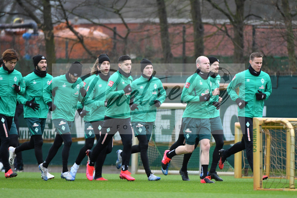 20200227_TRASVW_0025 | Fussball, Herren: . Die Spieler von Werder Bremen waermen sich auf waehrend der Trainingseinheit des SV Werder Bremen auf dem Trainingsplatz am wohninvest Weserstadion am 27.02.2020 in Bremen, Deutschland. - Realisiert mit Pictrs.com