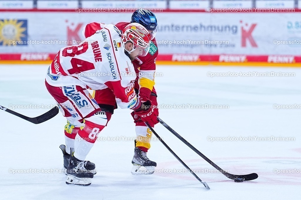 xYDR12102501027 | 12.10.2025, xydrx, Eishockey, DEL2, Düsseldorfer EG - Eispiraten Crimmitschau, PSD Bank Dome Düsseldorf: Louis Brune (Eispiraten Crimmitschau #84) im Zweikampf gegen Lucas Lessio (Düsseldorfer EG #9)