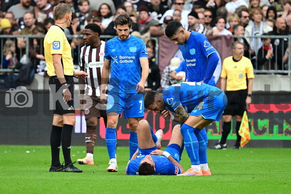 KBS Picture_FCStPauli-Bayer04Leverkusen_061 | v.l. Petersen Martin Schiedsrichter , Hofmann Jonas (Bayer04Leverkusen) , Schick Patrik (Bayer04Leverkusen) verletzt am Boden , Garcia Aleix (Bayer04Leverkusen) ,Sportplatz :  Millerntor Stadion, - Realisiert mit Pictrs.com