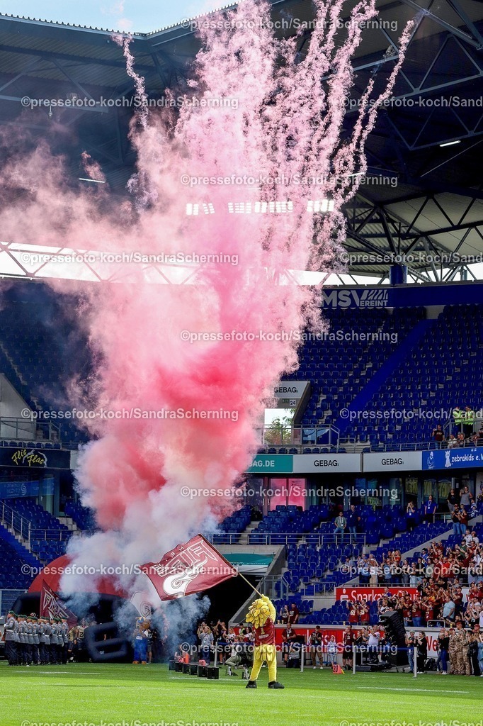 xSSC27072501015 | 27.07.2025, xsscx, American Footballl, Rhein Fire - Berlin Thunder, EFL, Schauinsland-Reisen-Arena, Saison 2025: Feuerwerk zum Einlauf der Mannschaft von Rhein Fire