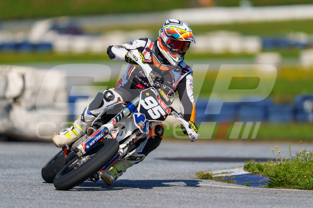 SuperMoto_Staatsmeisterschaft_Greinbach_248 | GRIPcapture steht für authentische Sportfotografie in Österreich – für Momente, die mehr sind als Geschwindigkeit oder Ergebnis. Es geht um Emotion, Spannung, Fokus und den Augenblick, der oft nur einen Wimpernschlag dauert.Ob Motorsport, Teamsport oder 