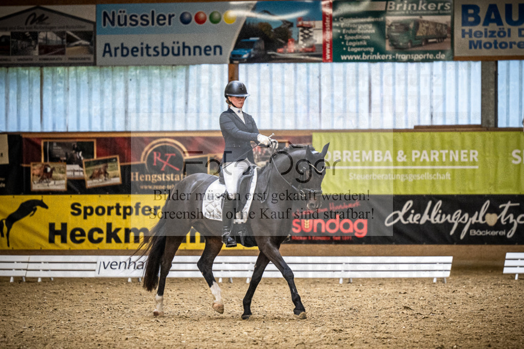 DOS_1601 | Entdecke hochwertige Reitturnierfotos von Foto Oger. Professionell, emotional und authentisch – jetzt Lieblingsmomente im Shop bestellen.Deutschlandweite Turnierfotografie. - Realisiert mit Pictrs.com