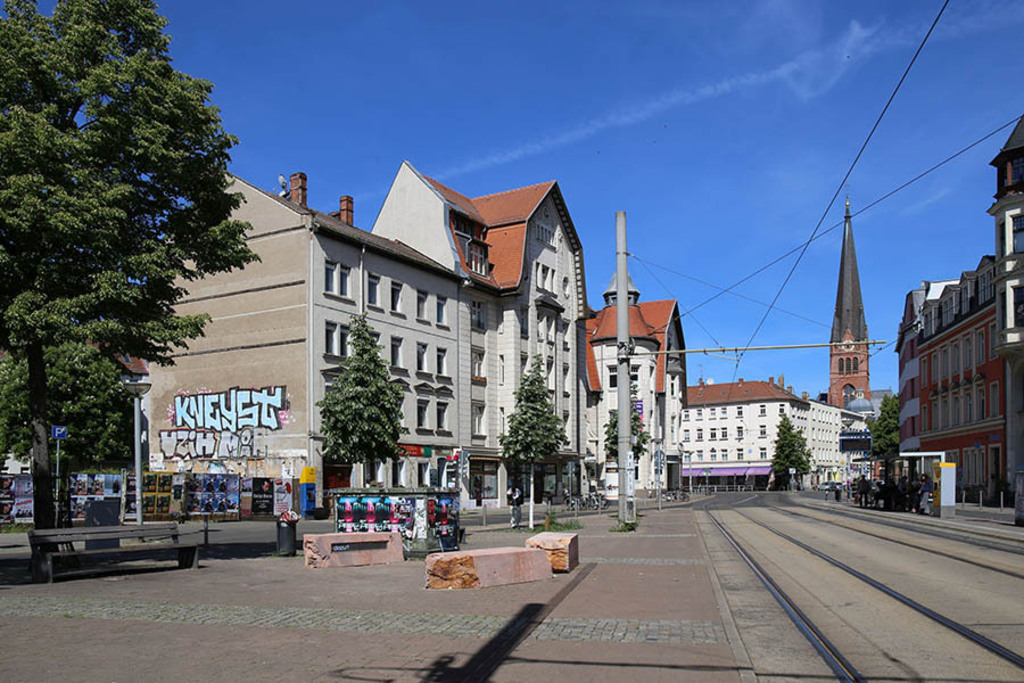 Meuten Memorial - Blick zum Theater der Jungen Welt und Nathanaelkirche | Entdecke über 20 Kategorien Leipzig-Motive: Foto-Downloads, hochwertige Poster, Leinwand- & Fine-Art-Prints. Jetzt Lieblingsfoto im Bildlexikon Leipzig Shop bestellen!