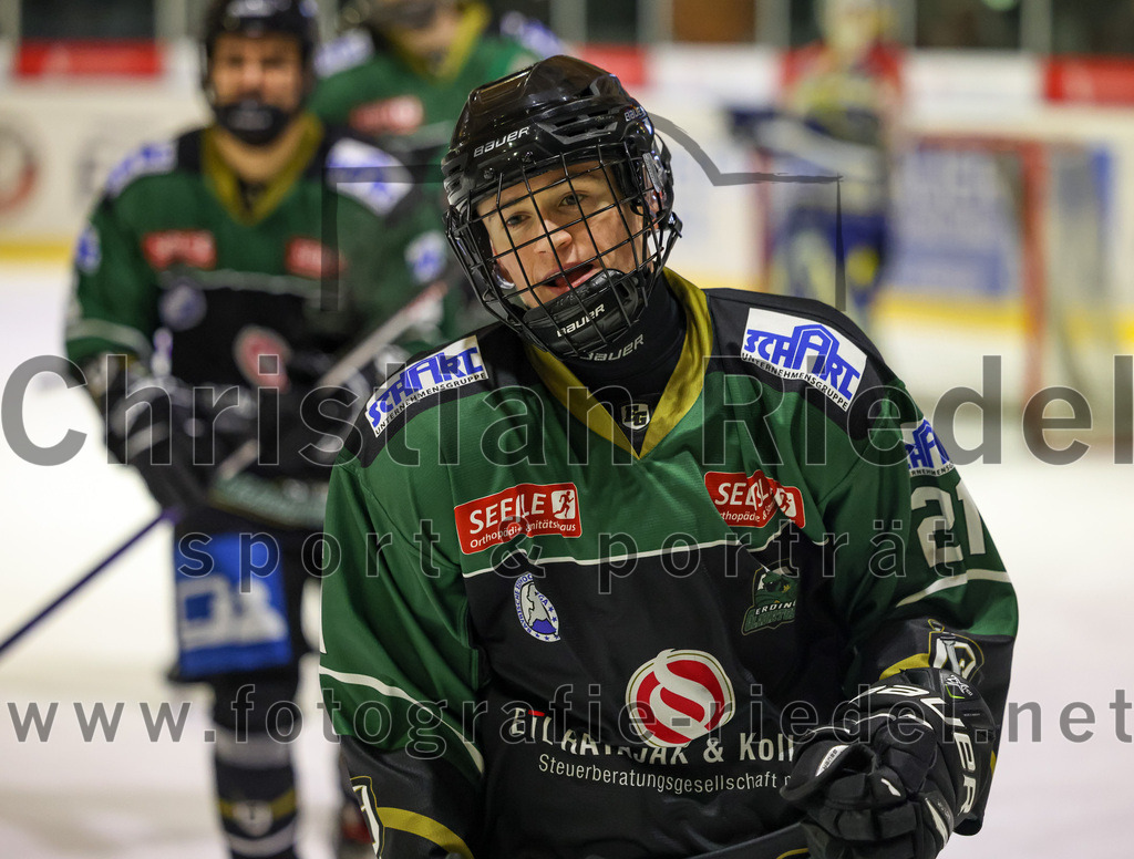 2022-12-09_147_TSV_Erding_gegen_EHC_Waldkraiburg | Erding, Deutschland, 09.12.2022:
Eishockey, Bayernliga 2022 / 2023, 19. Spieltag, TSV Erding gegen EHC Waldkraiburg, Endergebnis: 9:2

Erik Modlmayr (Erding Gladiators, #21)

Foto: Christian Riedel / fotografie-riedel.net