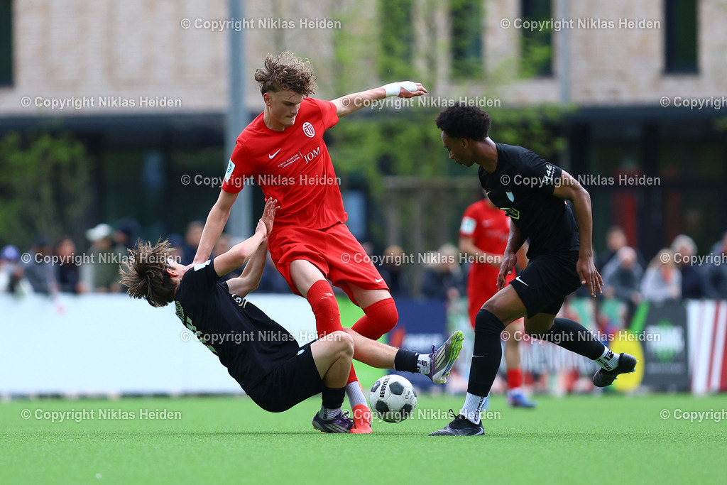 NH_EimsbüttelerTVU17_ViktoriaBerlinU17_DFBNachwuchsliga_19042026 | #12 Alwin Norlen (Eimsbütteler TV U17), #11 Florentin Gefrörer (FC Viktoria 1889 Berlin U17)Fußball I Herren I U17 DFB-Nachwuchsliga Hauptrunde Liga B, Gruppe B I Saison 2025-2026 I 10. Spieltag I Eimsbütteler TV U17 - FC Viktoria 1889 Berlin U17 I 19.04..2026 I Sportzentrum Hoheluft
