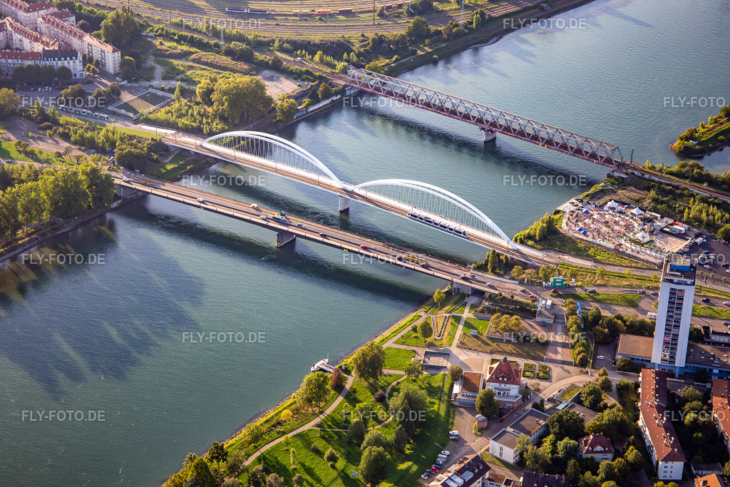 B28-Europabrücke, Beatus-Rhenanus-Brücke und Eisenbahnbrücke über den Rhein nach Strasbourg | Luftbild: B28-Europabrücke, Beatus-Rhenanus-Brücke und Eisenbahnbrücke über den Rhein nach Strasbourg in Kehl im Bundesland Baden-Württemberg in Deutschland. Foto: IMG_137834.jpg vom 18.08.2023 durch ©2025 Werner Riehm fly-foto.de/copyright - Realisiert mit Pictrs.com
