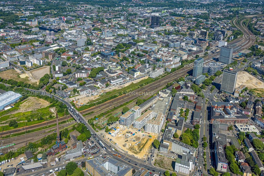 Essen250507481 | Luftbild, City Innenstadtansicht und Baustelle neues Literatur Quartier für Büros und Wohnungen zwischen der Sachsenstraße und Bert-Brecht-Straße, Bahngleise zum Hbf Hauptbahnhof, Südviertel, Essen, Ruhrgebiet, Nordrhein-Westfalen, Deutschland