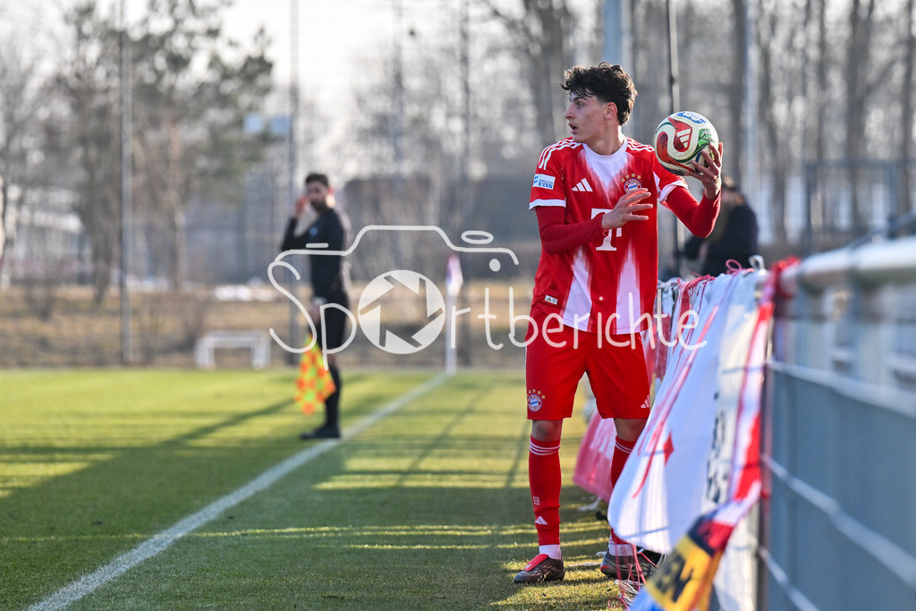 FC Bayern Amateure - FC Viktoria Pilsen U23 | MUNICH, GERMANY - 03. FEBRUARY: beim Einwurf Deniz OFLI (FC Bayern München II 13) / Einzelfoto / Freisteller während dem Testspiel zwischen den Amateuren des FC Bayern und dem FC Viktoria Pilsen B am FC Bayern Campus