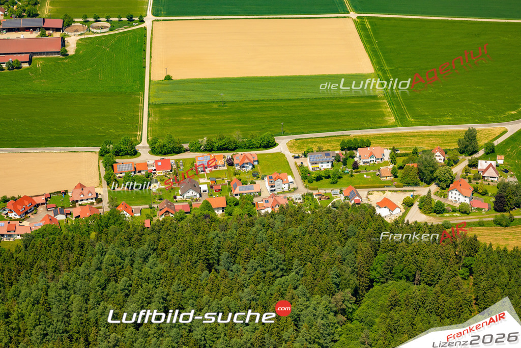 Das Luftbild zeigt Weiler Osterberg - Die Luftaufnahme wurde 2023 vom UL-Flugzeug aus erstellt ( keine Drohne ) - Hochauflösende Luftaufnahme - Für grossformatige Ausdrucke geeignet. Die Geschenkidee !Mit Lizenz und Bildrechte bestellbar