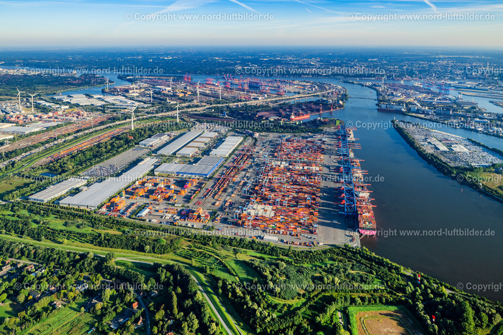 Hamburg_Altenwerder_Container_Terminal_ELS_9416070923 | HAMBURG 21.08.2023 Containerterminal HHLA Container Terminal Altenwerder (CTA) am Ufer der Elbe im Stadtteil Altenwerder in Hamburg. // Container Terminal HHLA Container Terminal Altenwerder (CTA) on the Elbe riverbank in the Altenwerder part of Hamburg in Germany. Foto: Martin Elsen