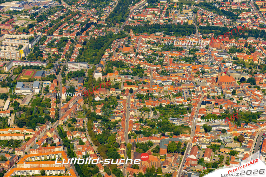 Altstadt Stendal Bild- Das Luftbild wurde 2025 vom UL-Flugzeug heraus erstellt ( keine Drohne bzw. Drohnenaufnahme ) - Hochauflösende Luftaufnahme -Nicht vergleichbar mit Google Maps oder Satelittenbilder- Die Geschenkidee !Mit Lizenz und Bildrechte bestellbar - CC