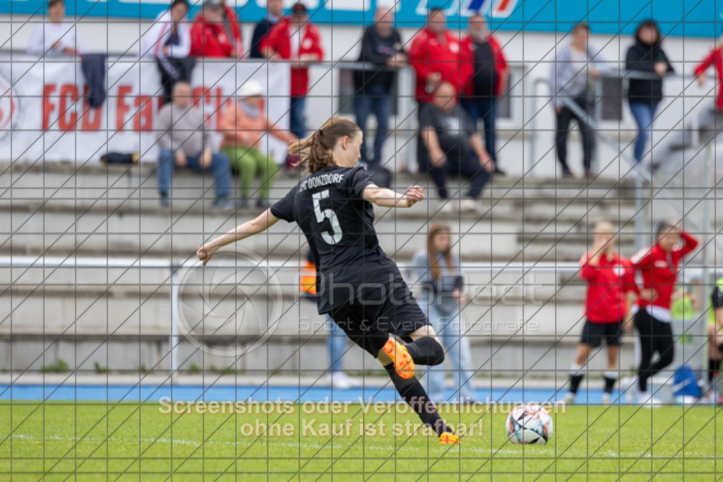20250529_140722_0889 | #,  SGM Wendlingen-Ötlingen II (blau) vs. 1.FC Donzdorf II (schwarz), Fussball, Frauen-Bezirkspokal Finale Saison 2024/2025, Rasenplatz VfL Stadion Kirchheim, Jesinger Straße 105, 73230 Kirchheim, 29.05.2025 - 13:00 Uhr,Foto: PhotoPeet-Sportfotografie/Peter Harich