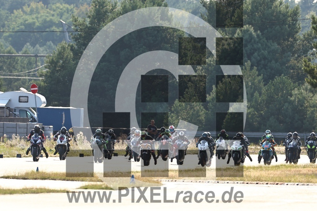 start-20240803_05171 | Schöne Erinnerungen an spannende Momente - das festzuhalten ist unser Job. PIXELrace.de ist seit 2003 auf den Rennstrecken Europas unterwegs um die Action draußen beim Fahren und die wunderbare Stimmung imm Fahrerlager für euch einzufangen.