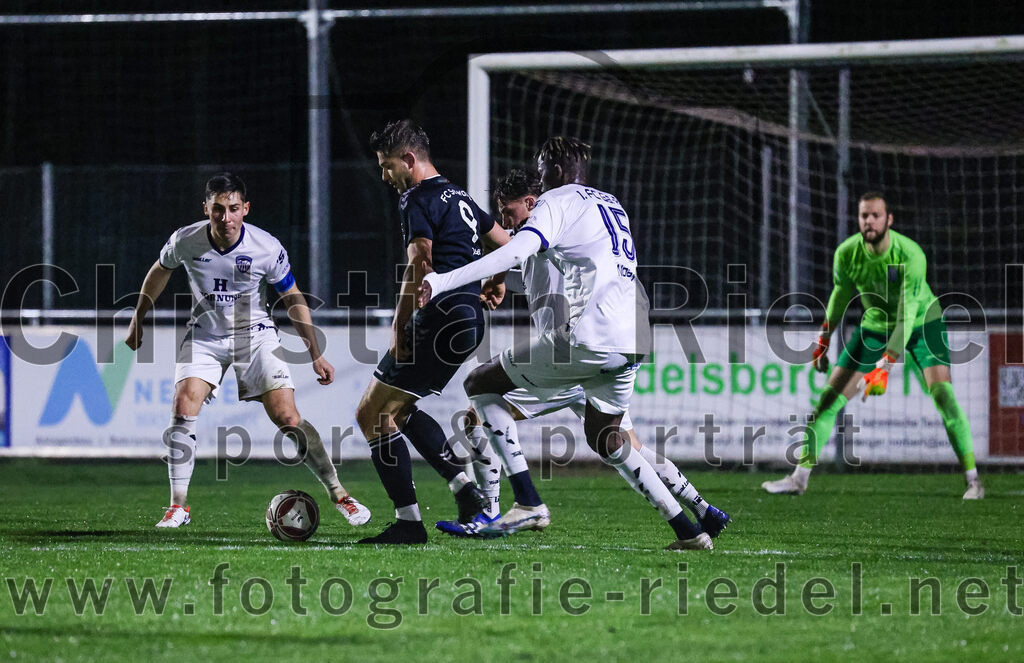 2024-03-15_083_FC_Schwaig_gegen_1_FC_Garmisch-Partenkirchen | Oberding, Deutschland, 15.03.2024:
Fußball, Landesliga Südost 2023 / 2024, 25. Spieltag, FC Schwaig gegen 1. FC Garmisch-Partenkirchen, Endergebnis: 4:0

Florian Langenegger (1. FC Garmisch-Partenkirchen, #28), Raffael Ascher (FC Schwaig, #9), Mouhamadou Ndiaye (1. FC Garmisch-Partenkirchen, #15)

Foto: Christian Riedel / fotografie-riedel.net