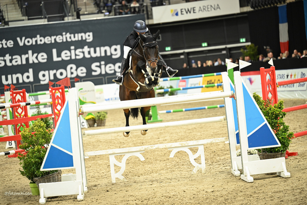 021125-19-068 | Foto Mhisen Pferdefotografie#, Reitturnier Frankfurt#  #Dressur und Springen
#Profi Pferdefotograf Reitturnier Fotograf 
#Sport Horses Photographer 
#equestrain photographer - Realisiert mit Pictrs.com