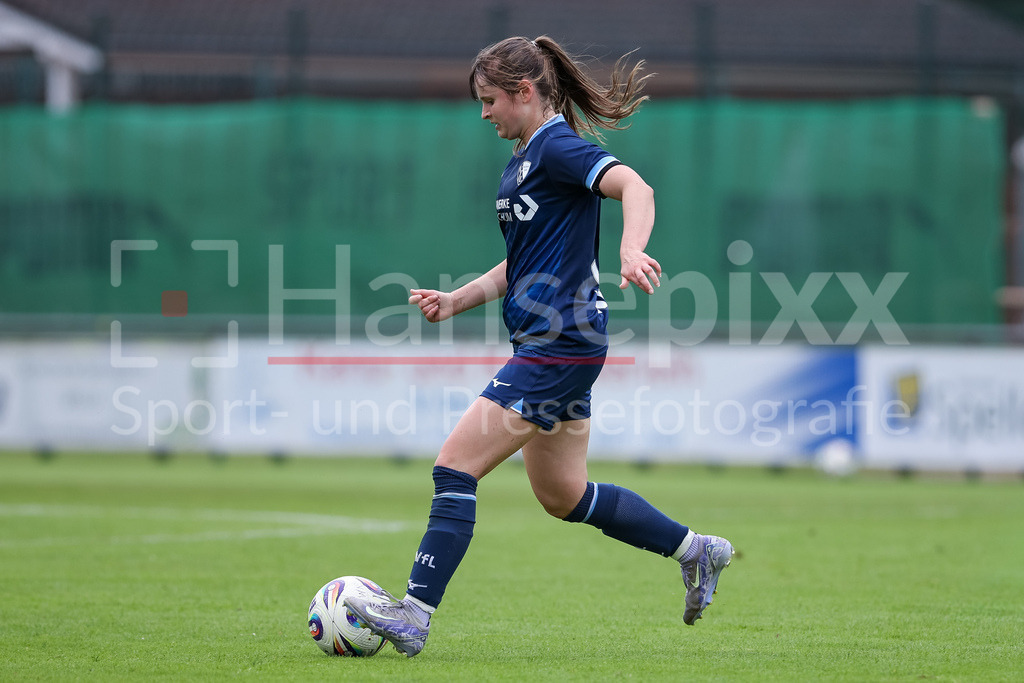 Fussball, Testspiel Frauen, SV Meppen - VfL Bochum | Lilly Huber (Lilian, VfL Bochum, 5) am Ball, Freisteller, Einzelbild, Ganzkörper, Aktion, Action, Spielszene