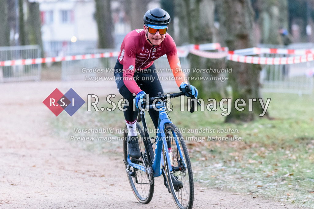 Radsport, 14. Lauf - Bikebeat Cyclo-Cross Bundesliga 2022/23 und 43. Harburger Weihnachtspreis im Stevens Cup 2022, Schwarzenbergplatz (Hamburg-Harburg), 18.12.2022 | Aus dem Rennen 6 / Männer Elite (Lizenzfahrer): 
Albert Gathemann (#18, SC Berlin)