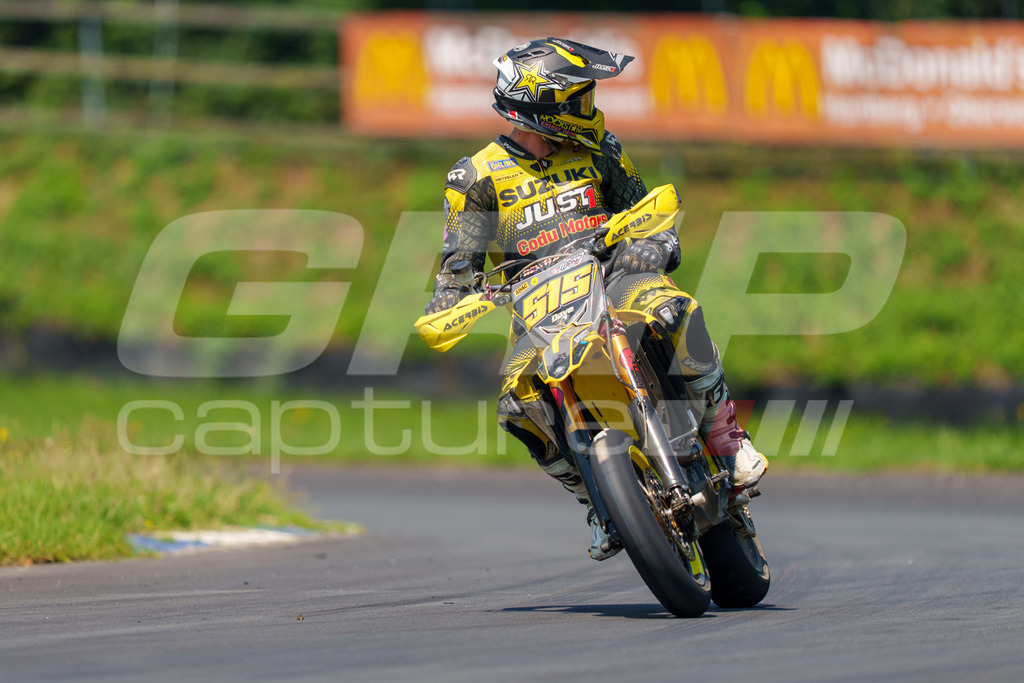 G-Cup + Supermoto Staatsmeisterschaft + Hungarian Supermoto Championship | GRIPcapture steht für authentische Sportfotografie in Österreich – für Momente, die mehr sind als Geschwindigkeit oder Ergebnis. Es geht um Emotion, Spannung, Fokus und den Augenblick, der oft nur einen Wimpernschlag dauert.Ob Motorsport, Teamsport oder 