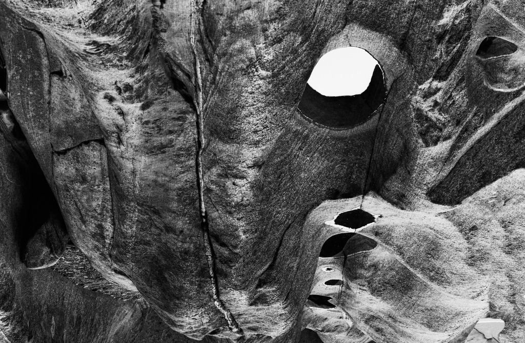 Steinwort_Verzasca_oben-unten_1988_8341sw | Steinwort gefunden im Valle Verzasca, Tessin, Schweiz.
Pfützen im Stein. Faszinierendes Vexierbild.
Analoge schwarz-weiss Fotografie. Fotografiert mit Hasselblad, gescannt, gedruckt auf Hahnemühle Photo Rag Velvet.