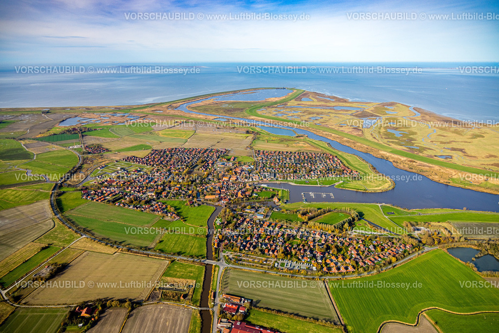 Greetsiel251104808 | Luftbild, Ortsansicht und Wohngebiet Greetsiel mit Hafen, Naturschutzgebiet Leyhörn, Leyhörner Sieltief und Kleipütten bei Hauen, Greetsiel, Krummhörn, Norddeutschland, Ostfriesland, Niedersachsen, Deutschland