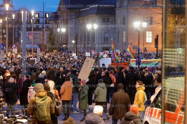Kundgebung | 23.01.2024 Demonstration in Darmstadt auf dem Karolinenplatz gegen Rassismus Rechtsruck Rechtsextremismus  Faschismus Nationalsozialismus (Foto: Peter Henrich) - Realisiert mit Pictrs.com
