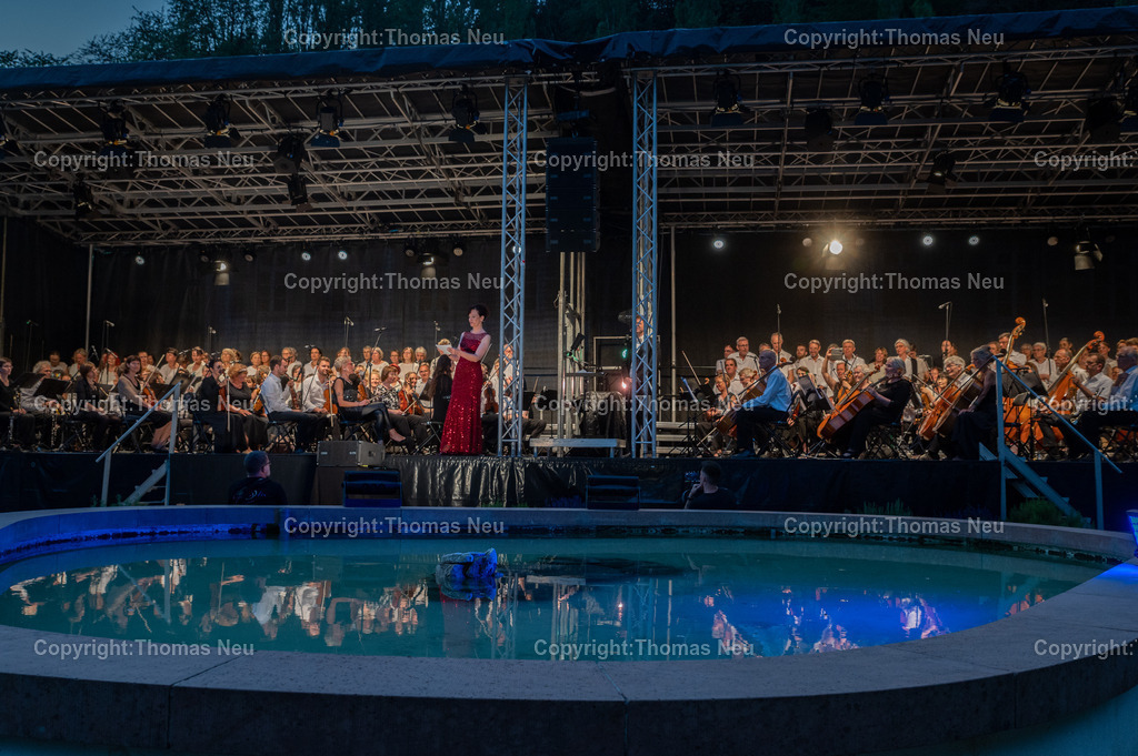DSC_1458 | Der Staatspark Fürstenlager in Bensheim Auerbach, an der hessischen Bergstraße- ist ein wunderschöner Landschaftspark nach englischen Vorbild. Es war die Sommerresidenz der Darmstädter Fürstenfamilie die hier das "einfache Landleben" genossen. Zu jeder Jahreszeit kann man das Fürstenlager als Ausflugsziel empfehlen. Im Herrenhaus ist eine Gastronomie untergebracht. Im Sommer findet auf der Bühne vor der großen Wiese ein Opern-Air statt, 