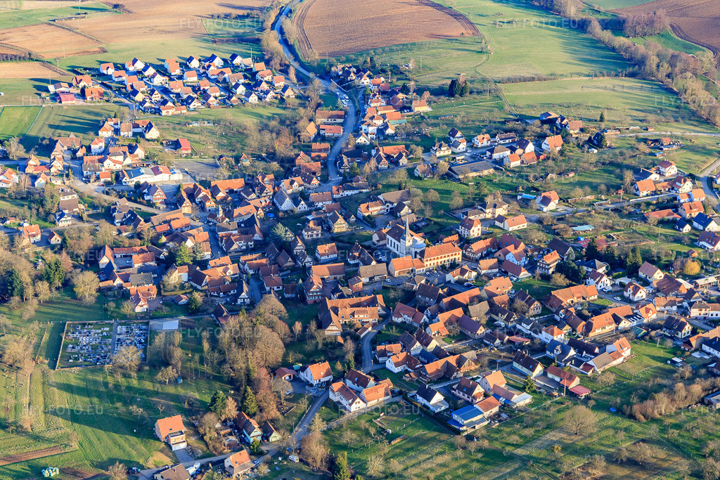 Vue aérienne: Vue d'ensemble du village depuis le nord-ouest à Lampertsloch dans le département Bas Rhin, France – .Photo: IMG_104946.jpg prise le 21/03/2018 par Werner Riehm/FLY-FOTO.eu – Résolution de l'original: 5472 x 3648 px