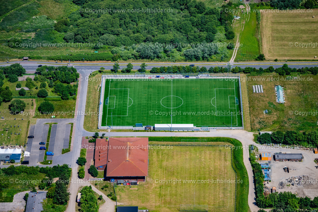 Sylt_Tinnum_Sportzentrum_Syltost_ELS_0172210625 | SYLT 21.06.2025 Ensemble der Sportplatzanlagen an der Straße Am Sportzentrum im Ortsteil Tinnum in Sylt Nordsee - Insel im Bundesland Schleswig-Holstein, Deutschland. // Ensemble of sports grounds on street Am Sportzentrum in the district Tinnum in Sylt North Sea Island in the state Schleswig-Holstein, Germany. Foto: Martin Elsen