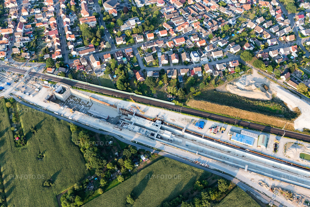 Luftbild: Abgesoffene und mit Beton verfüllte Tunnelbaustelle zum Neubau der ICE Strecke Karlsruhe-Offenburg im Streckennetz der Deutschen Bahn im Ortsteil Niederbühl in Rastatt im Bundesland Baden-Württemberg in Deutschland. Foto: IMG_109190.jpg vom 25.07.2018 durch Werner Riehm/FLY-FOTO.de